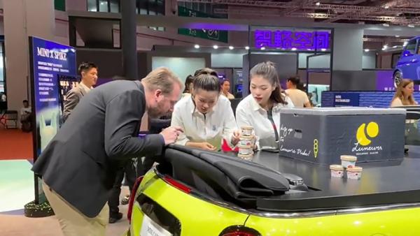 近日大陆宝马车商在上海参展,现场免费发放冰淇淋,没想到却遭民众爆料“只送外国人”。