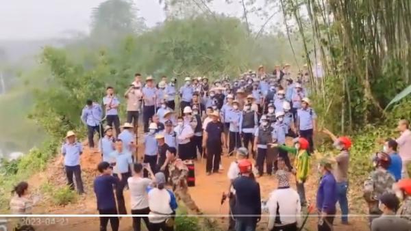 大陆农民与“农管”发生争执。(图片来源:视频截图)