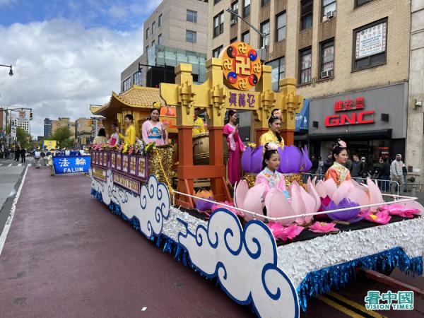 4月23日,四千多名法轮功学员在法拉盛大游行,纪念万名法轮功学员到中南海和平上访二十四周年。(看中国摄影:柳笛)
