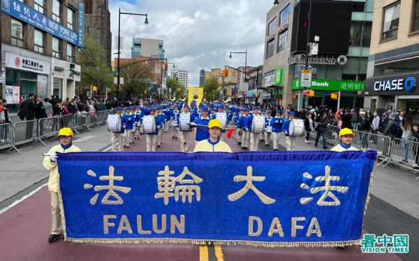 4月23日,四千多名法轮功学员在法拉盛大游行,纪念万名法轮功学员到中南海和平上访二十四周年。(看中国摄影:柳笛)