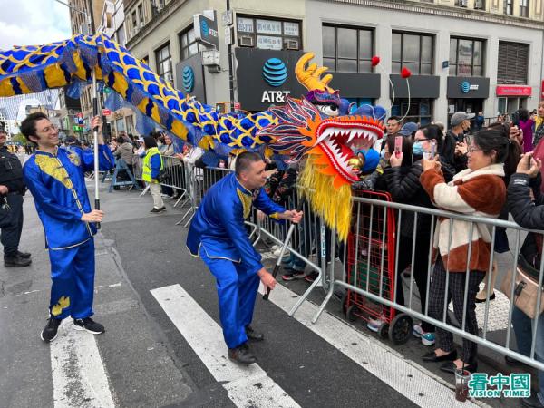 4月23日,四千多名法轮功学员在法拉盛大游行,纪念万名法轮功学员到中南海和平上访二十四周年。(看中国摄影:柳笛)