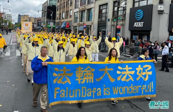 4月23日,四千多名法轮功学员在法拉盛大游行,纪念万名法轮功学员到中南海和平上访二十四周年。(看中国摄影:柳笛)