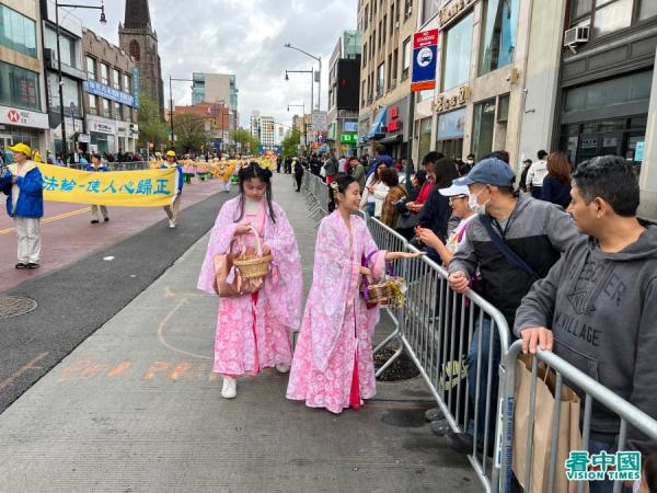 4月23日,四千多名法轮功学员在法拉盛大游行,纪念万名法轮功学员到中南海和平上访二十四周年。(看中国摄影:柳笛)