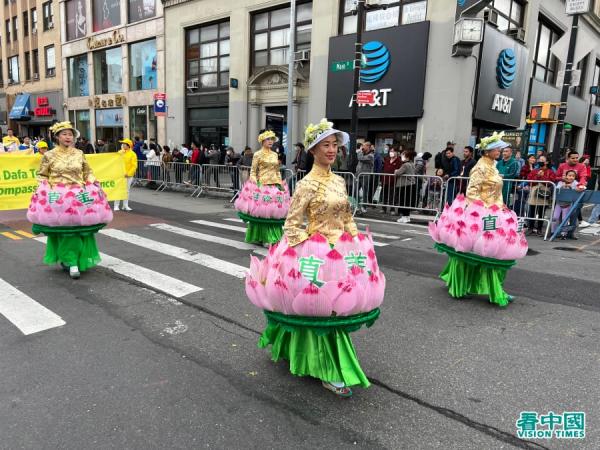 4月23日,四千多名法轮功学员在法拉盛大游行,纪念万名法轮功学员到中南海和平上访二十四周年。(看中国摄影:柳笛)