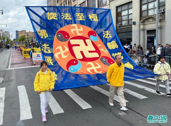 4月23日,四千多名法轮功学员在法拉盛大游行,纪念万名法轮功学员到中南海和平上访二十四周年。(看中国摄影:柳笛)