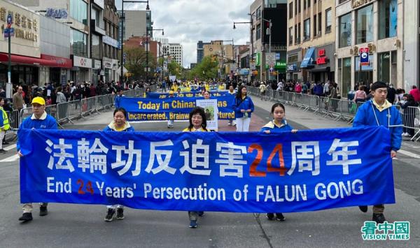 4月23日,四千多名法轮功学员在法拉盛大游行,纪念万名法轮功学员到中南海和平上访二十四周年。(看中国摄影:柳笛)