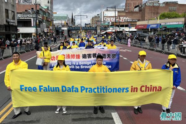 4月23日,四千多名法轮功学员在法拉盛大游行,纪念万名法轮功学员到中南海和平上访二十四周年。(看中国摄影:柳笛)