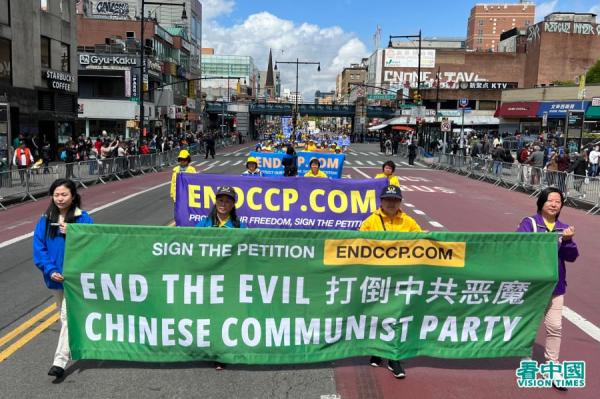 4月23日,四千多名法轮功学员在法拉盛大游行,纪念万名法轮功学员到中南海和平上访二十四周年。(看中国摄影:柳笛)