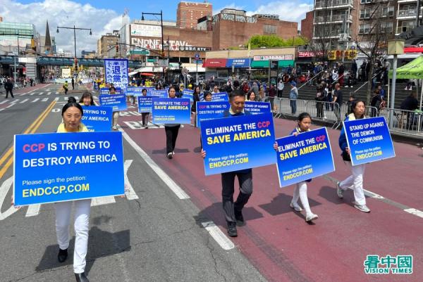 4月23日,四千多名法轮功学员在法拉盛大游行,纪念万名法轮功学员到中南海和平上访二十四周年。(看中国摄影:柳笛)