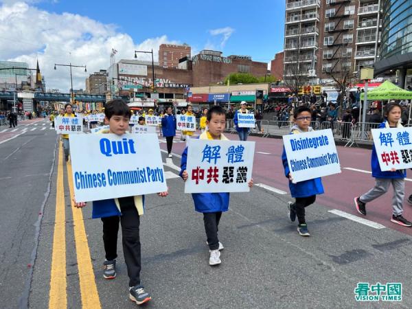 4月23日,四千多名法轮功学员在法拉盛大游行,纪念万名法轮功学员到中南海和平上访二十四周年。(看中国摄影:柳笛)