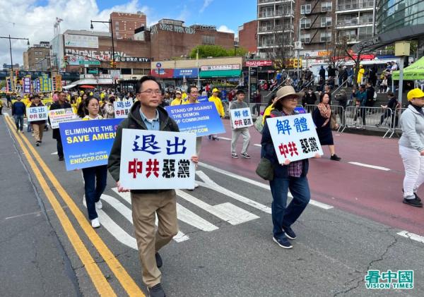 4月23日,四千多名法轮功学员在法拉盛大游行,纪念万名法轮功学员到中南海和平上访二十四周年。(看中国摄影:柳笛)