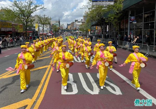 4月23日,四千多名法轮功学员在法拉盛大游行,纪念万名法轮功学员到中南海和平上访二十四周年。(看中国摄影:柳笛)