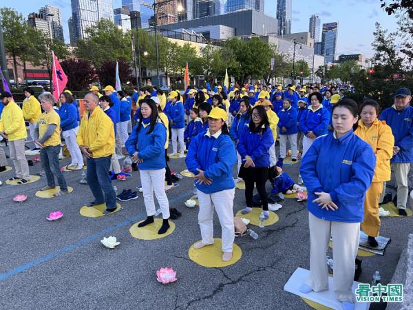 在曼哈顿12大道的纽约中领馆前,上千名法轮功学员举行烛光守夜(看中国摄影:柳笛)