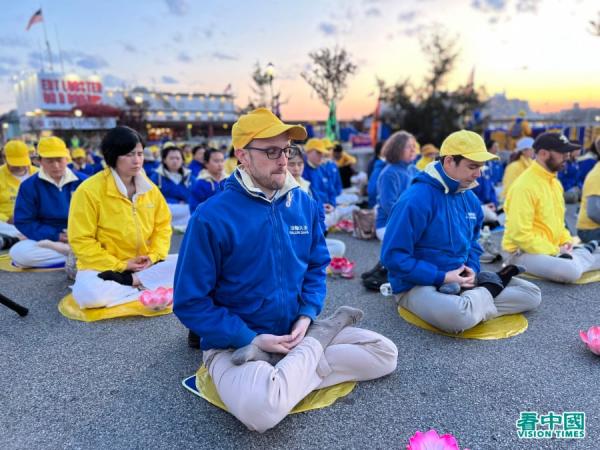 在曼哈顿12大道的纽约中领馆前,上千名法轮功学员举行烛光守夜(看中国摄影:柳笛)