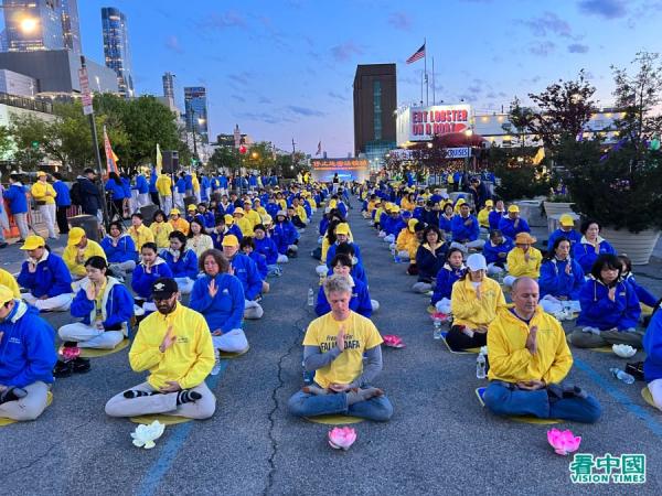 在曼哈顿12大道的纽约中领馆前,上千名法轮功学员举行烛光守夜(看中国摄影:柳笛)