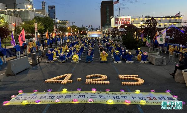 在曼哈顿12大道的纽约中领馆前,上千名法轮功学员举行烛光守夜(看中国摄影:柳笛)