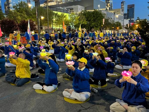 在曼哈顿12大道的纽约中领馆前,上千名法轮功学员举行烛光守夜。(看中国摄影:柳笛)