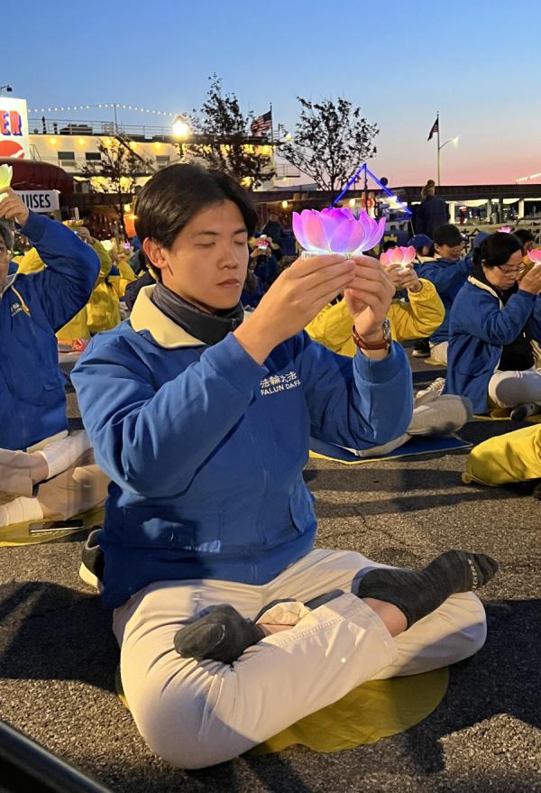 在曼哈顿12大道的纽约中领馆前,上千名法轮功学员举行烛光守夜(看中国摄影:柳笛)