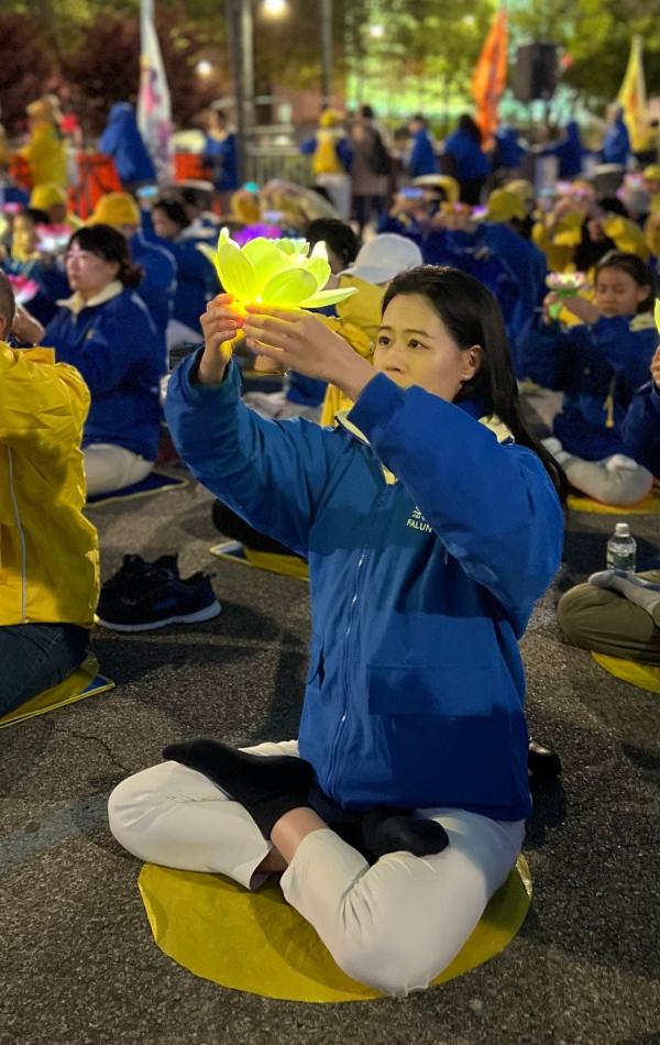 在曼哈顿12大道的纽约中领馆前,上千名法轮功学员举行烛光守夜(看中国摄影:柳笛)