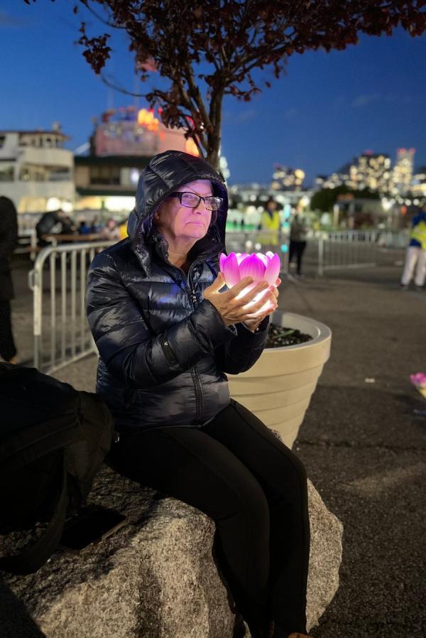 法拉盛社区领袖马莎(Martha Flores-Vazquez)手捧蓮花燈,與法輪功學員一起呼籲制止迫害。(看中国摄影:柳笛)