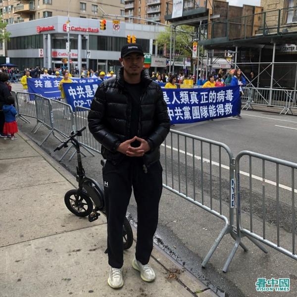 观看游行民众埃德加利罗斯(Edgaliros)(看中国摄影:张正)