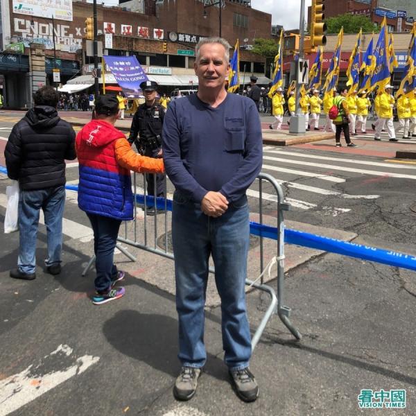 观看游行民众罗伯 • 珀惹(Rober Pore)(看中国摄影:张正)