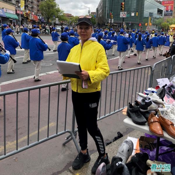 观看游行民众蕾切尔(Rachelle)(看中国摄影:张正)