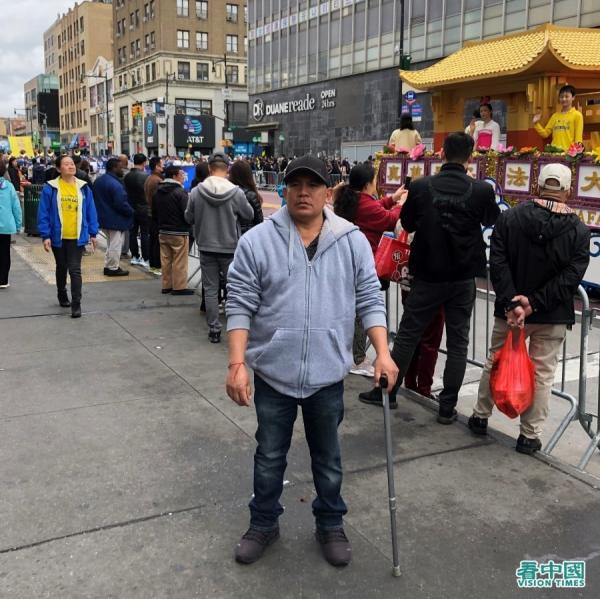 观看游行民众埃尔默 • 罗梅罗(Elmer Romero)(看中国摄影:张正)