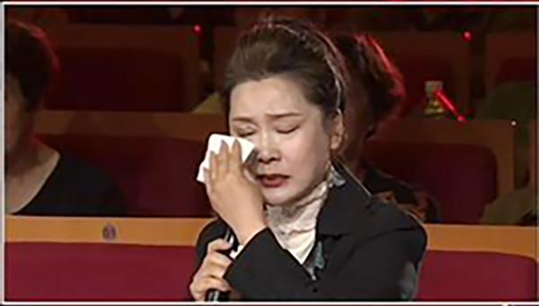 大陆影视名家何赛飞在一次节目中批行业现状,激动落泪。(视频截图)