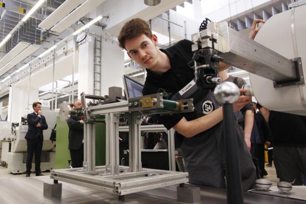 在德国工厂工作的年青人(Michele Tantussi/Getty Images)