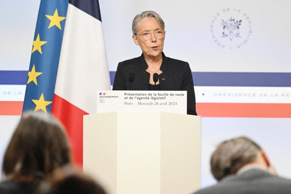 2023年4月26日,法国总理博尔内在爱丽舍总统府举行的每周内阁会议后的新闻发布会上解析“百日安抚”计划。(Bertrand GUAY/AFP via Getty Images)