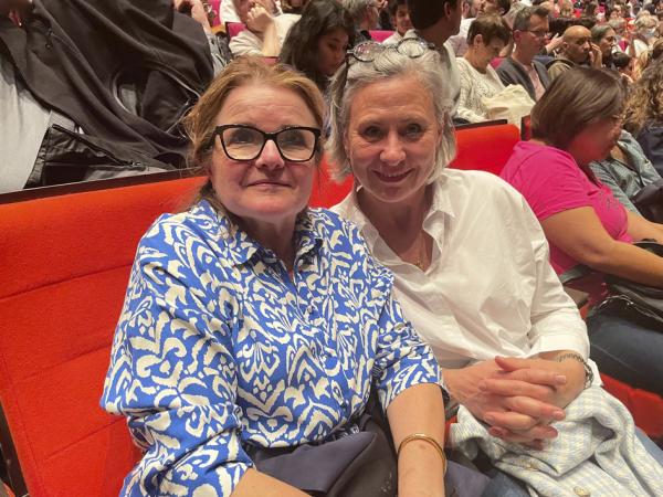 Menut女士（右）与友人Chrétien女士