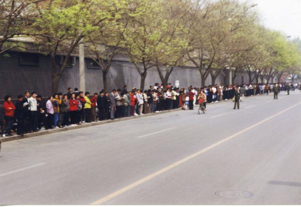 1999年4月25日,一万余名法轮功学员来到中南海附近的国务院信访办和平上访,现场次序井然。