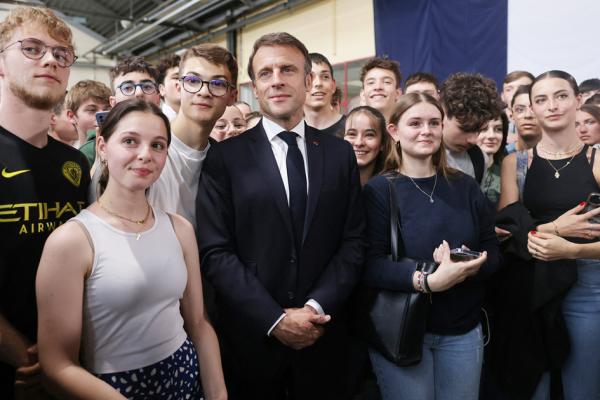 2023年5月4日,法国总统马克龙访问了法国职业高中Bernard Palissy Lyceum,并在演讲后与学生合影。(Thibaud MORITZ/POOL/AFP via Getty Images)