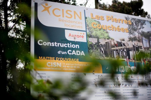 法国西部圣布雷万莱潘镇的一块宣传建造申请庇护者接待中心的信息牌。((Photo by FRED TANNEAU/AFP via Getty Images)