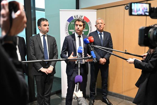 负责法国公共账户的部长级代表阿塔尔在5月9日走访位于巴黎南郊94省的财政司法调查部时向媒体发表讲话。(BERTRAND GUAY/AFP via Getty Images)