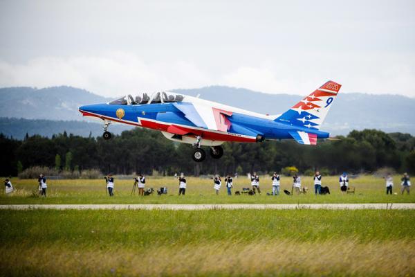 2023年5月18日,法兰西巡逻兵飞行表演队(Patrouille de France)的一架阿尔法喷气式飞机在701空军基地上空起飞进行训练,为表演队在国家航空博览会上的70周年庆祝活动做准备。(CLEMENT MAHOUDEAU/AFP via Getty Images)