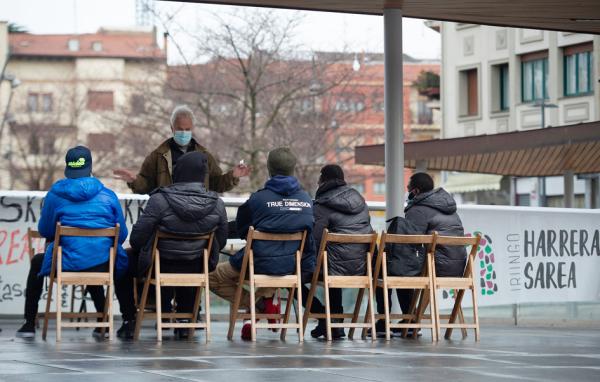 西班牙移民在获取帮助信息。(ANDER GILLENEA/AFP via Getty Images)