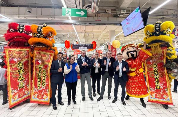 5月13日,中国红进驻94省Créteil Soleil家乐福超市的舞狮典礼。中国红超市董事长陈东晓(右一)、家乐福大巴黎区域总监Anthony Duc(右二)、Créteil Soleil家乐福经理Pascal Calcina(右四)、法国著名艺术家程益康(左一)。(摄影:看中国/林莲怡)