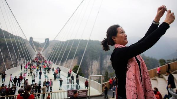 张家界天门山玻璃栈道（Wang He/Getty Image）