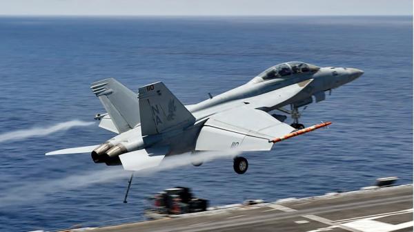 一架F/A-18F超级大黄蜂从美国海军尼米兹号航空母舰的甲板上起飞。(U.S. Navy/ Dalton Reidhead/ CC BY 2.0)