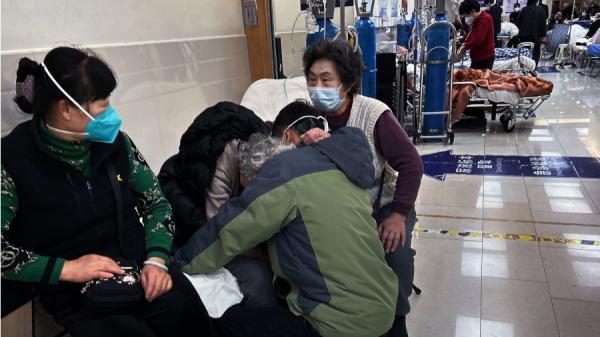 2023年1月14日上海一家医院COVID-19患者躺满走廊。(图片来源:Getty Images)