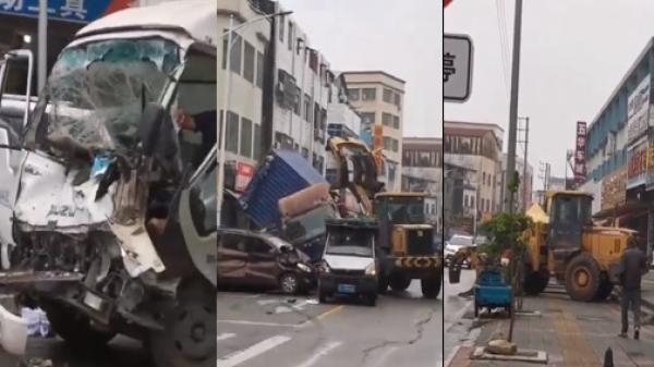 广东中山突发一辆铲车横冲直撞,损毁多辆汽车,有人受伤。(图片来源:视频截图)