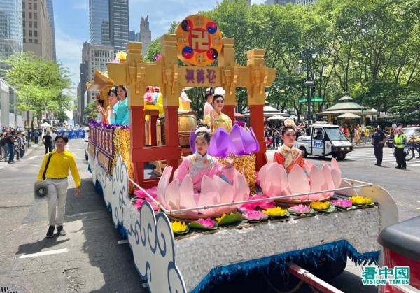 美东时间2023年5月12日(五)大纽约地区五千多名法轮功学员,在纽约曼哈顿举办盛大游行(看中国摄影:柳笛)