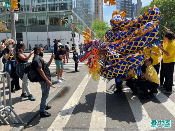 美东时间2023年5月12日(五)大纽约地区五千多名法轮功学员,在纽约曼哈顿举办盛大游行(看中国摄影:柳笛)