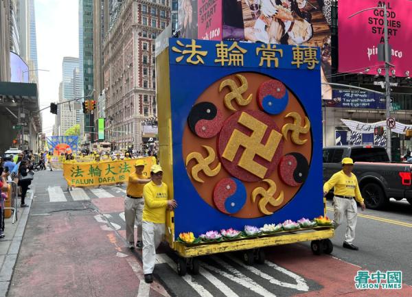 美东时间2023年5月12日(五)大纽约地区五千多名法轮功学员,在纽约曼哈顿举办盛大游行(看中国摄影:柳笛)