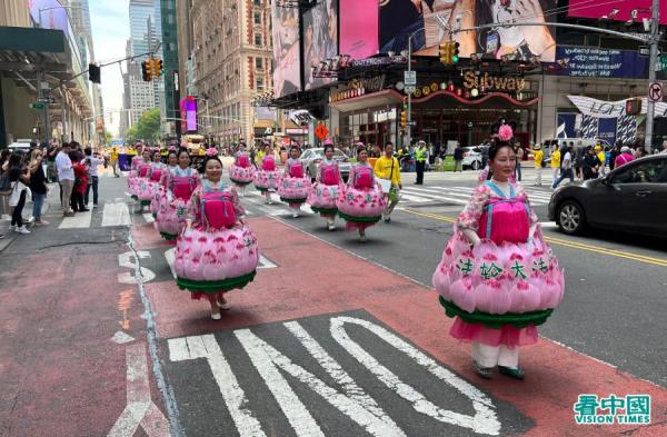 美东时间2023年5月12日(五)大纽约地区五千多名法轮功学员,在纽约曼哈顿举办盛大游行(看中国摄影:柳笛)