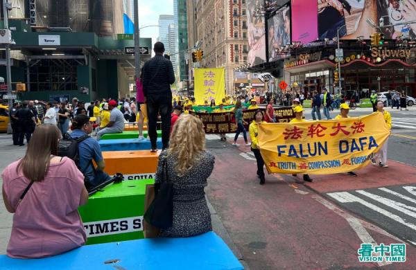 美东时间2023年5月12日(五)大纽约地区五千多名法轮功学员,在纽约曼哈顿举办盛大游行(看中国摄影:柳笛)
