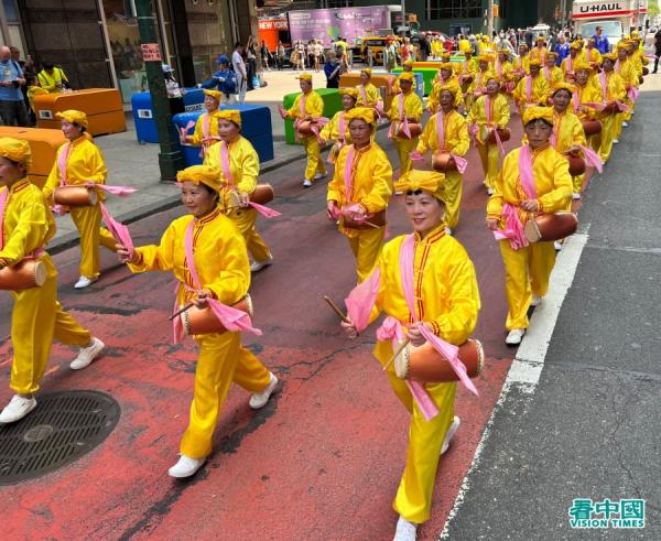 美东时间2023年5月12日(五)大纽约地区五千多名法轮功学员,在纽约曼哈顿举办盛大游行(看中国摄影:柳笛)