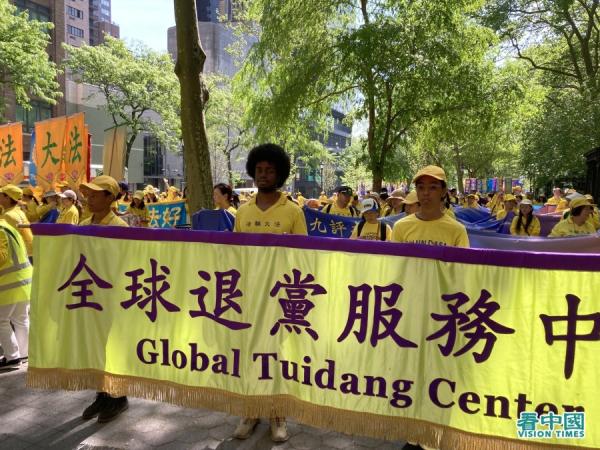 胡安 • 瑞拉(Juan Lara)(正中站立者)是一名舞蹈家,在纽约一家专业艺术工作。(看中国摄影:張正)